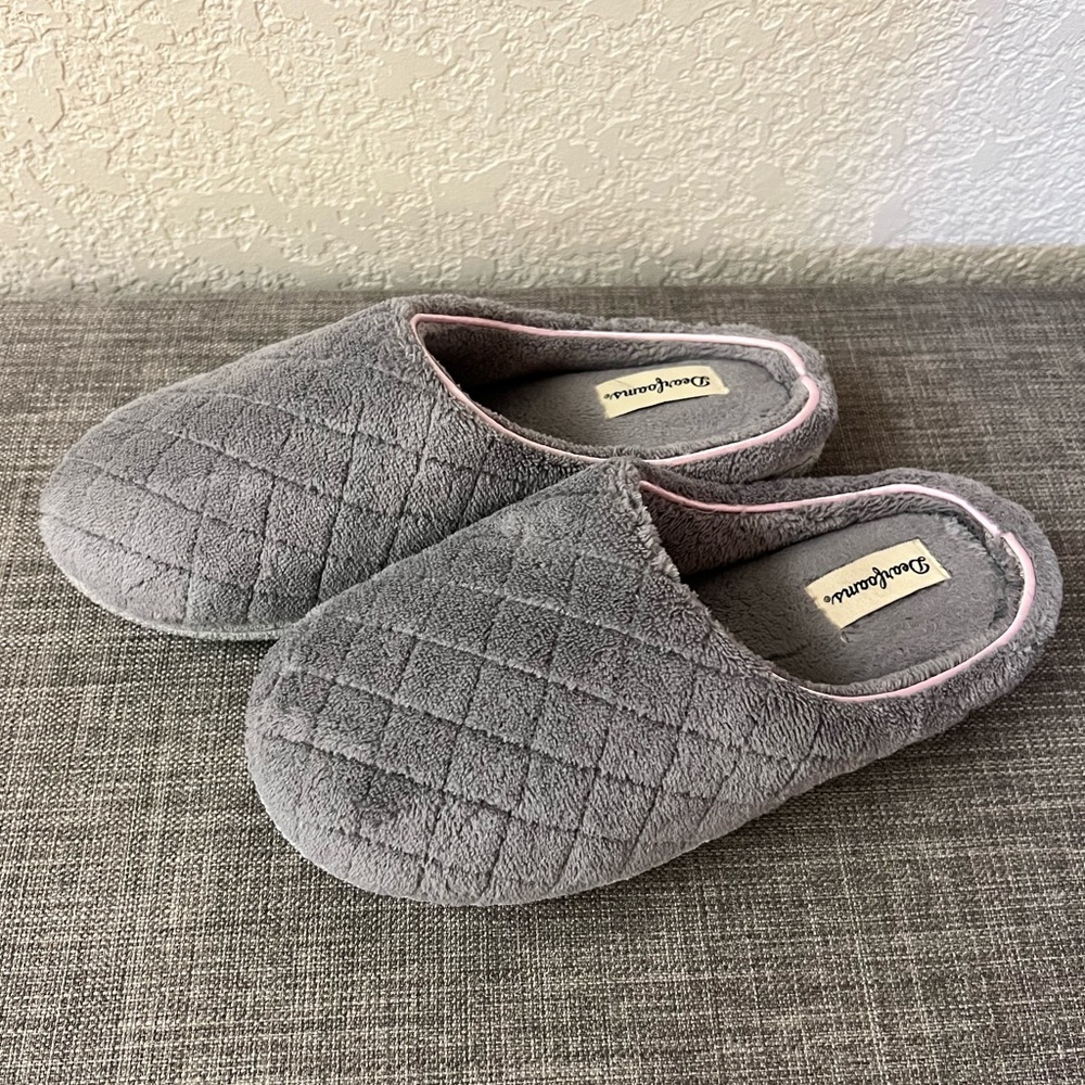 A/ Dearfoams Slippers. Women’s US Size 7-8, Medium’s Width.